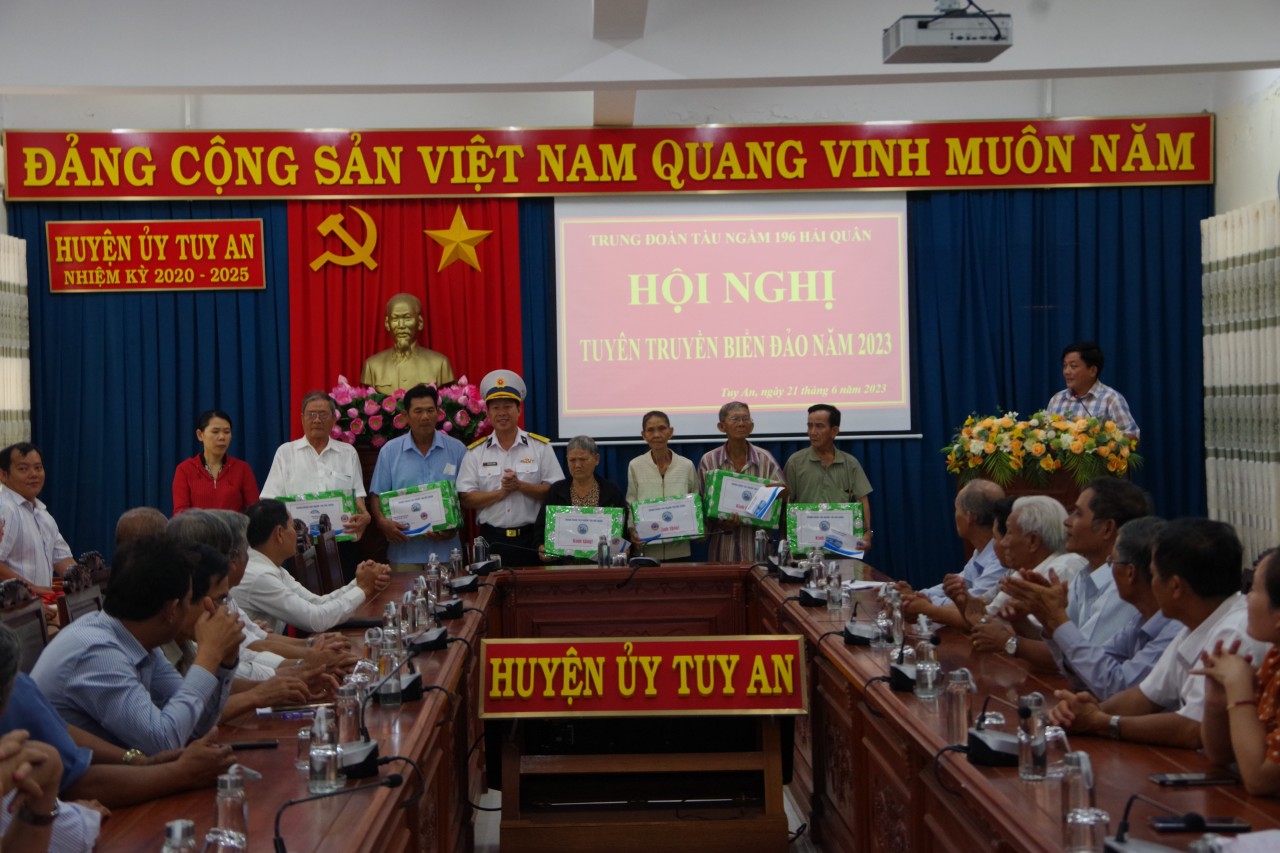 Huyện Tuy An (Phú Yên): Trung đoàn 196 Hải quân tặng quà ngư dân