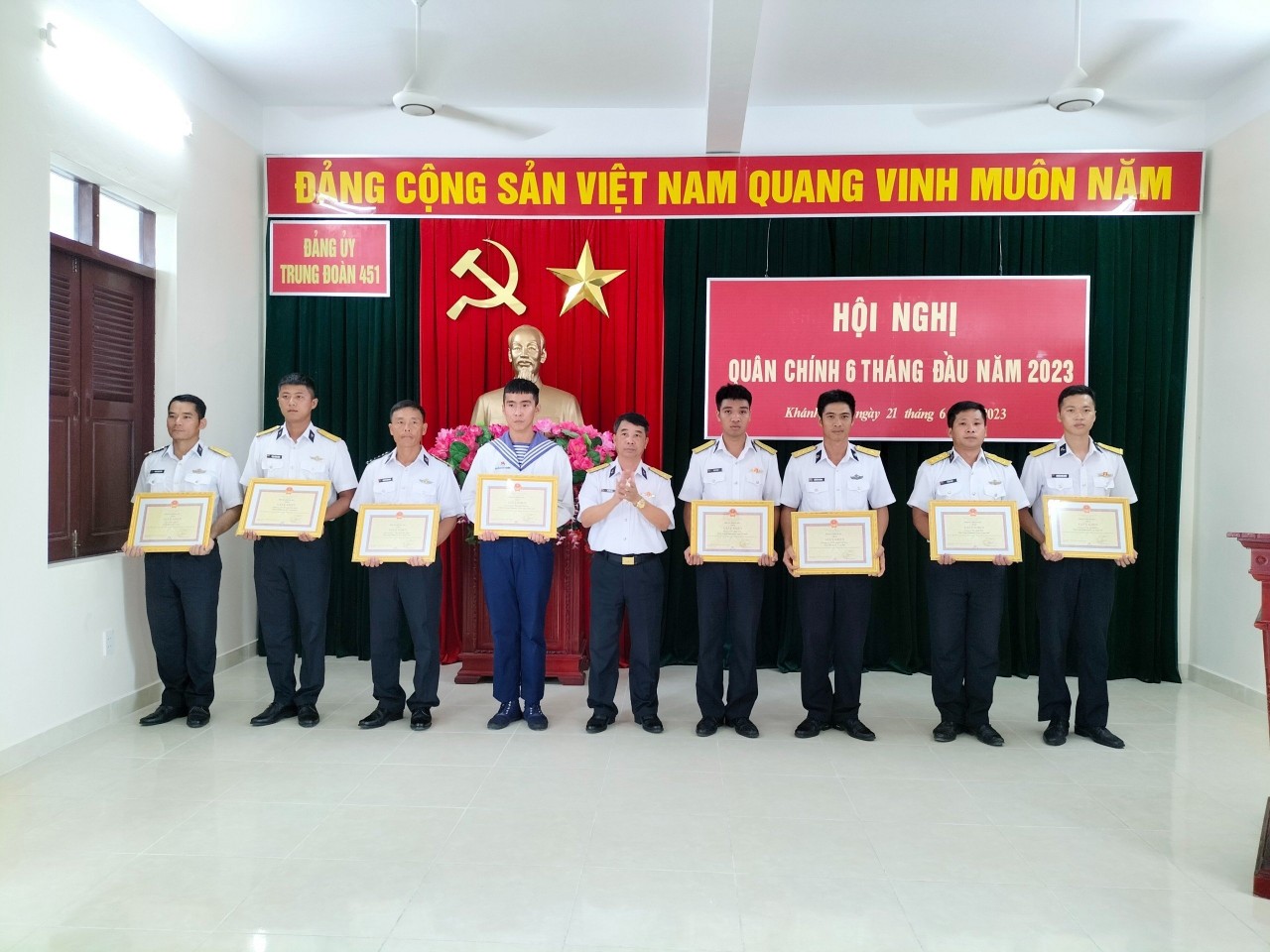 Trung đoàn 451 Hải quân nhận đỡ đầu con em ngư dân huyện đảo Phú Quý