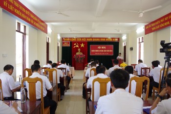 Trung đoàn 451 Hải quân nhận đỡ đầu con em ngư dân huyện đảo Phú Quý