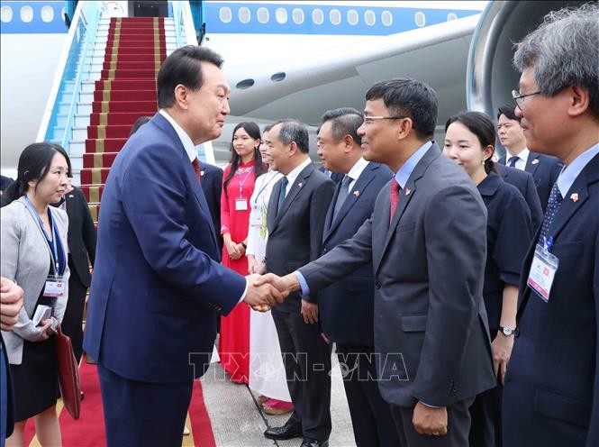 Tổng thống Hàn Quốc Yoon Suk Yeol đến Hà Nội, bắt đầu thăm chính thức Việt Nam