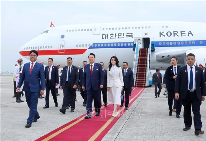 Tổng thống Hàn Quốc Yoon Suk Yeol đến Hà Nội, bắt đầu thăm chính thức Việt Nam