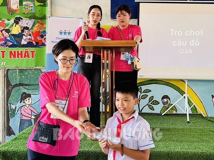  học sinh Trường Tiểu học An Sơn được nhận quà của tình nguyện viên Hàn Quốc