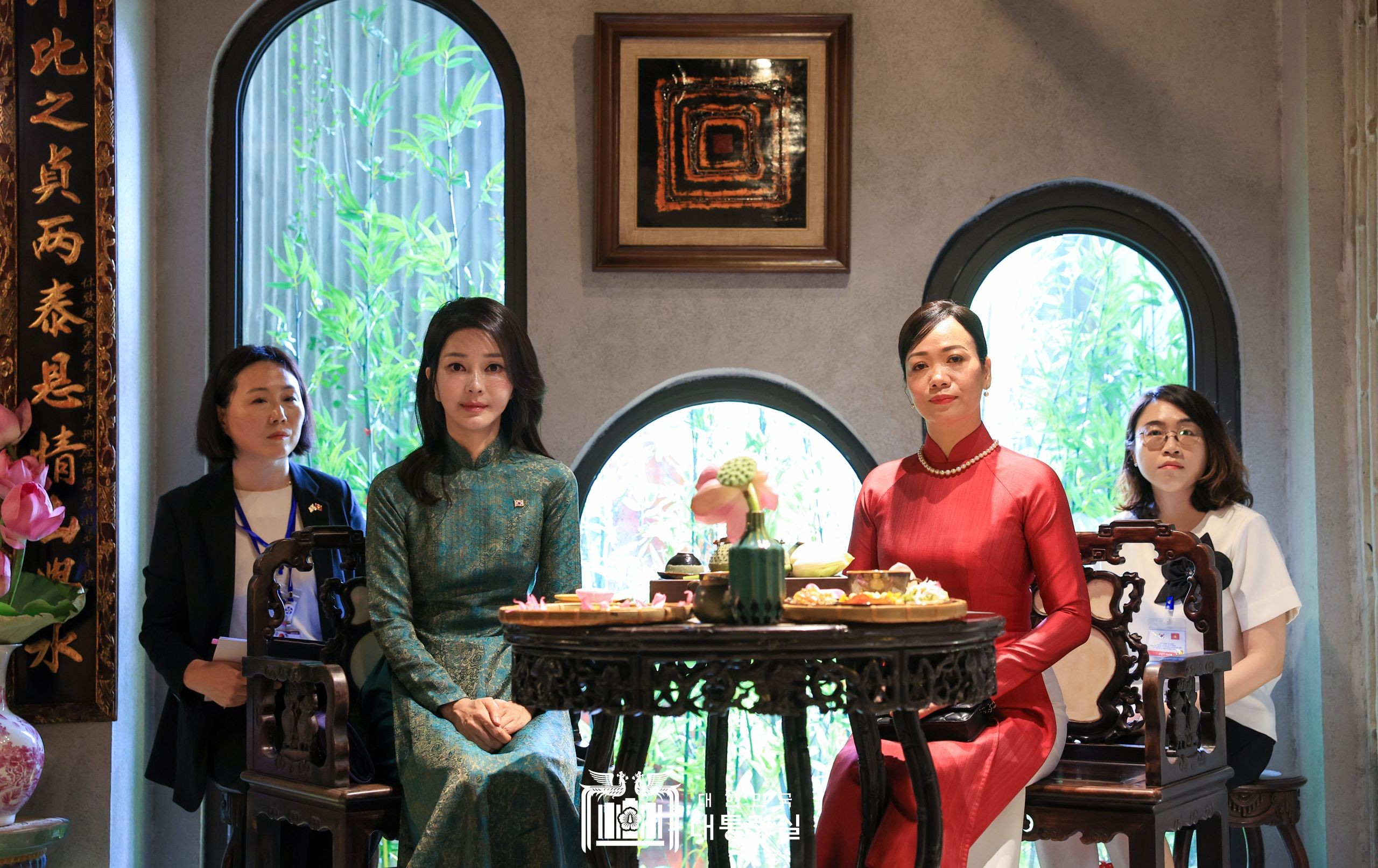 Phu nhân Chủ tịch nước, bà Phan Thị Thanh Tâm, và phu nhân Tổng thống Hàn Quốc, bà Kim Keon-hee, tại tiệc trà