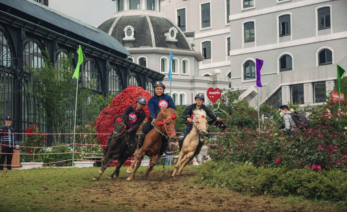25 nài ngựa đến từ Bắc Hà, Bát Xát, Simacai của tỉnh Lào Cai và tỉnh Tuyên Quang. Đây đều là những vận động viên xuất sắc, từng tham dự nhiều mùa giải đua ngựa truyền thống (Ảnh: fansipanlegend)