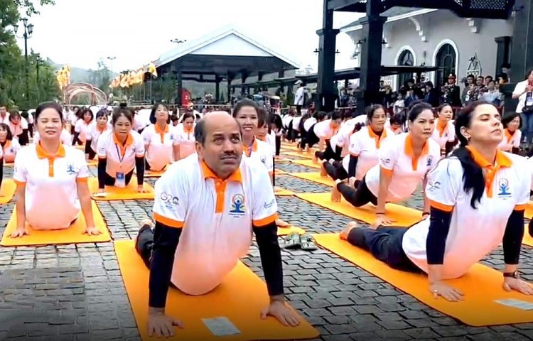 Hơn 500 người tham gia Ngày Quốc tế Yoga lần thứ 9 tại Sa Pa