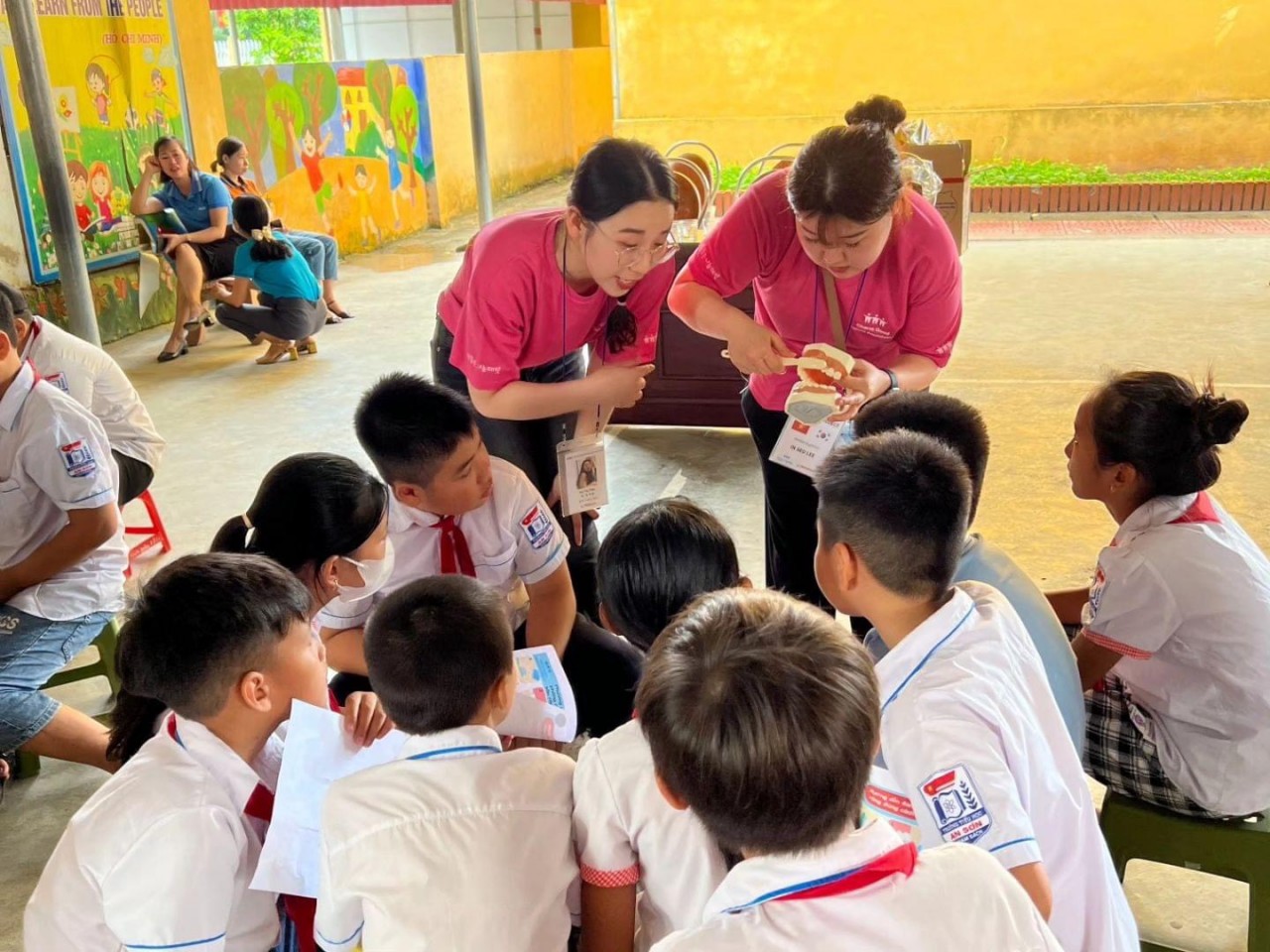 Đoàn tình nguyện y tế Hàn Quốc khám và tư vấn nha khoa cho 400 người dân Hải Dương