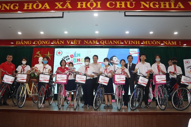 Trao tặng 80 xe đạp cho học sinh nghèo hiếu học tại 7 quận, huyện ở Đà Nẵng