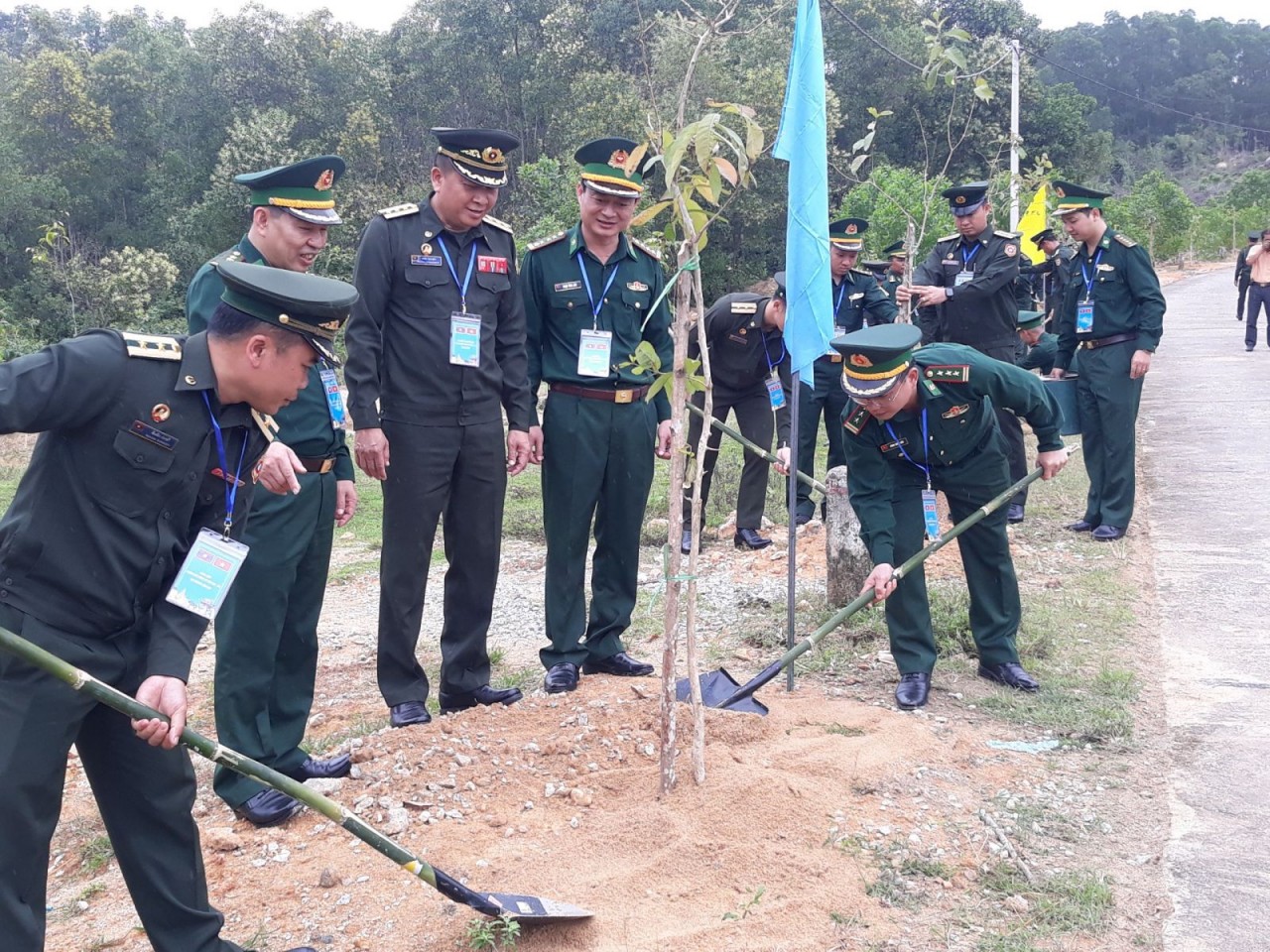 Hoạt động trồng cây hữu nghị nằm trong khuôn khổ Chương trình Giao lưu sĩ quan trẻ Biên phòng Việt Nam - Lào lần thứ nhất tháng 11/2022 (Ảnh: Báo Thừa Thiên Huế).