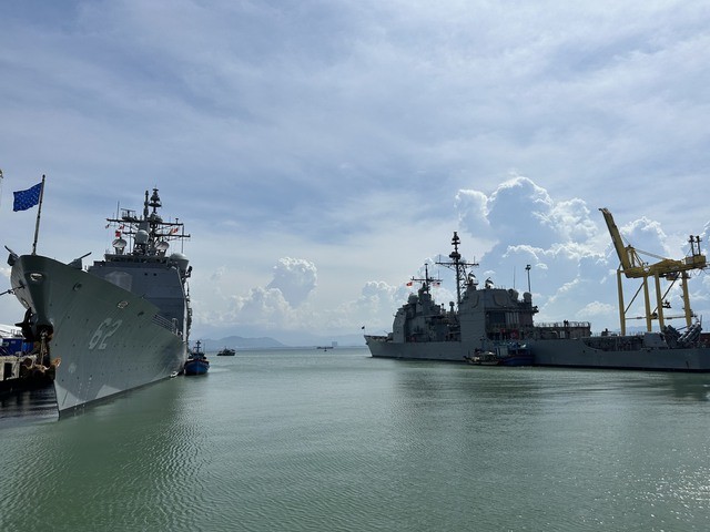 Tàu sân bay Hoa Kỳ cùng hai tàu hộ tống chính thức cập cảng thăm Đà Nẵng