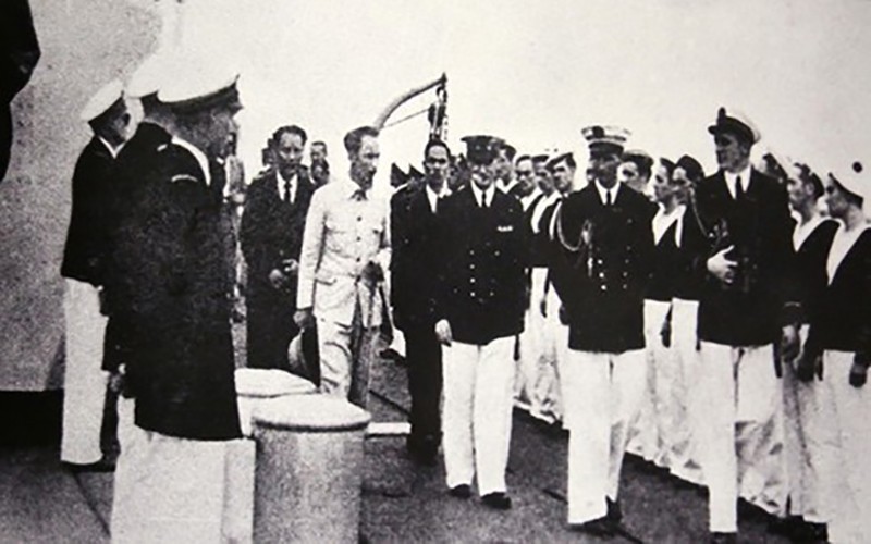 Cao ủy D’Argenlieu đón Chủ tịch Hồ Chí Minh trên chiến hạm Emile Bertin ngày 24/3/1946. Đi phía sau bên phải Bác là ông Hoàng Minh Giám, bên trái là ông Nguyễn Tường Tam.