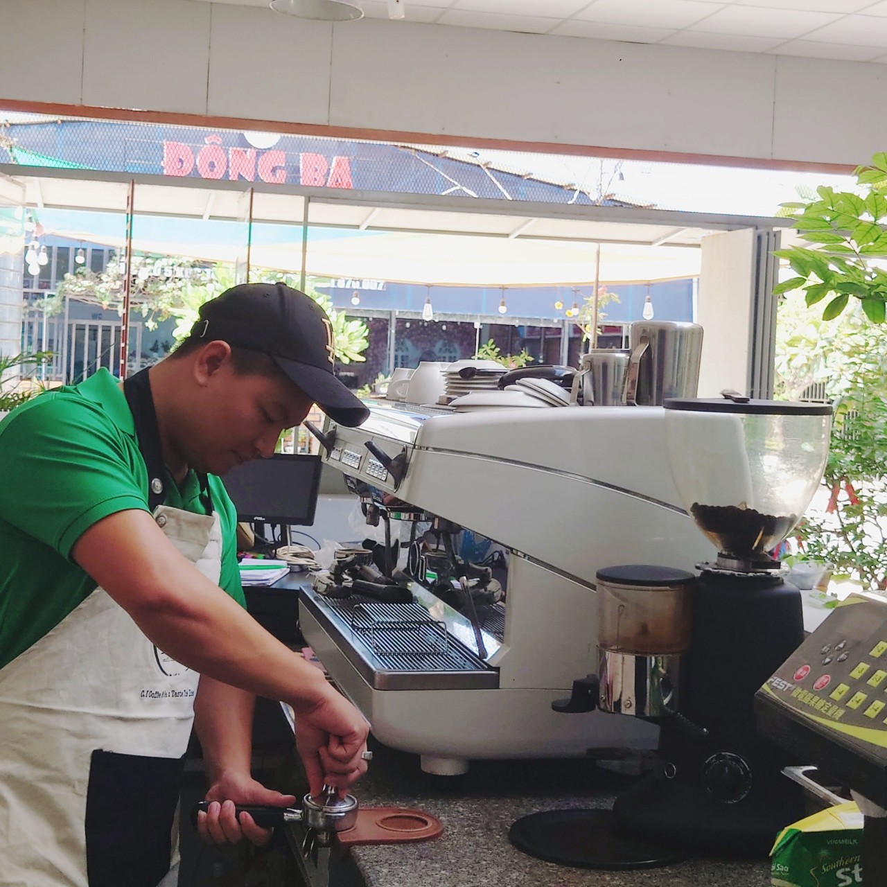 Anh Huỳnh Quốc Chánh, chủ quán C.K coffee thực hiện thao tác nén cà phê (Ảnh: NVCC).