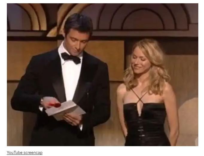 Một phong bì Oscar có màu trắng đơn giản tại Lễ trao giải Oscar lần thứ 74 năm 2002. Ảnh từ video Youtube