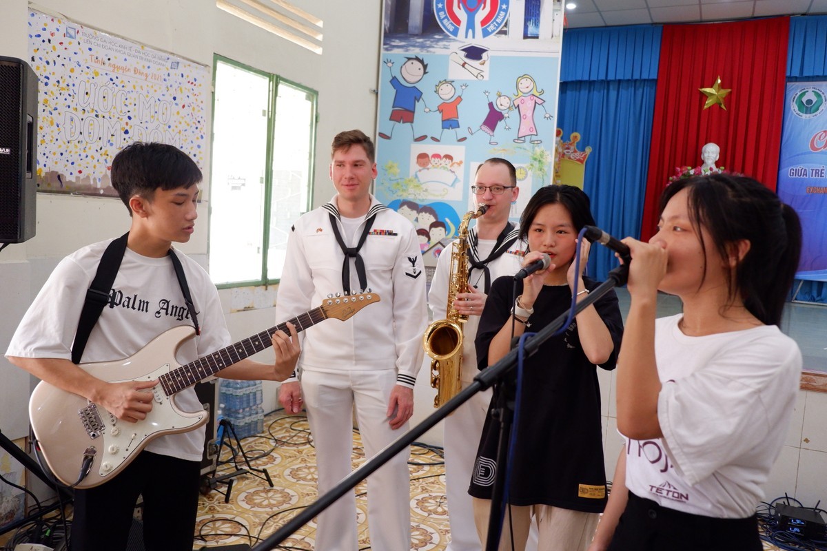 Các bạn nhỏ Làng Hy vọng tự tin giao lưu, ca hát cùng ban nhạc Hải quân Mỹ (Ảnh: Nguyễn Thành/Tiền Phong).