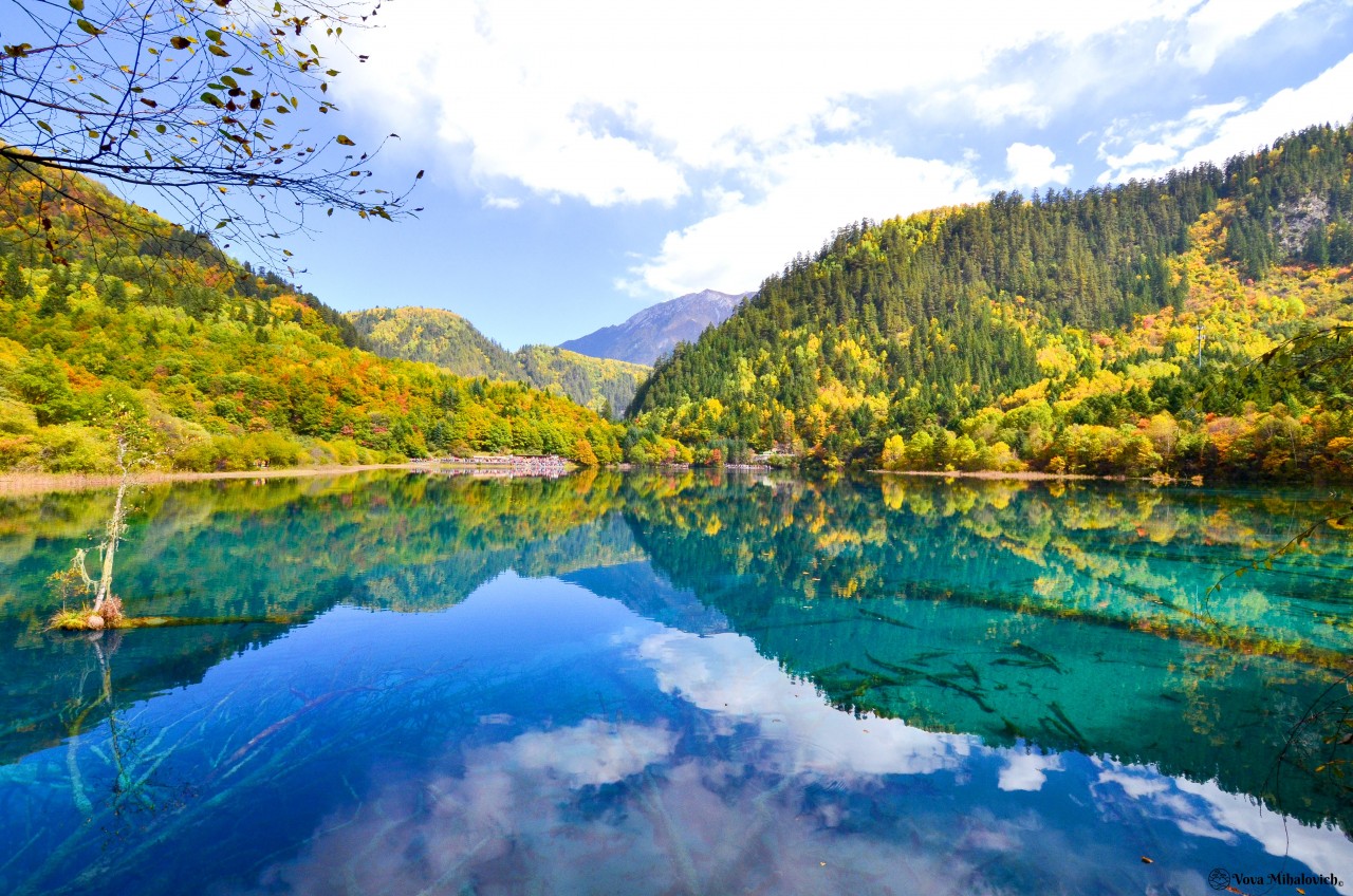 Cửu Trại Câu ở tỉnh Tứ Xuyên Trung Quốc nổi tiếng với những hồ nước tuyệt đẹp. ( Ảnh: Thuận Phong Travel)