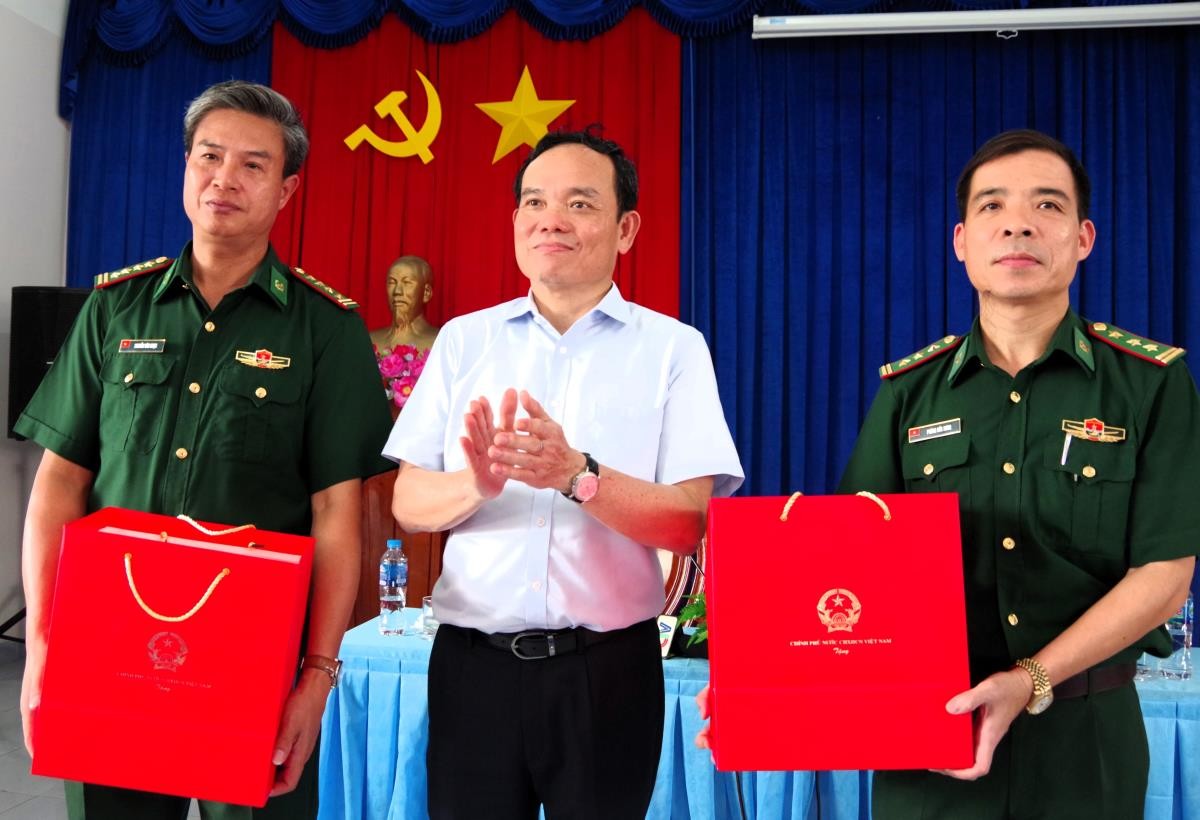 Phó Thủ tướng Trần Lưu Quang kiểm tra công tác phòng, chống khai thác hải sản bất hợp pháp tại Cà Mau