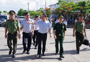 Phó Thủ tướng Trần Lưu Quang kiểm tra công tác phòng, chống khai thác hải sản bất hợp pháp tại Cà Mau
