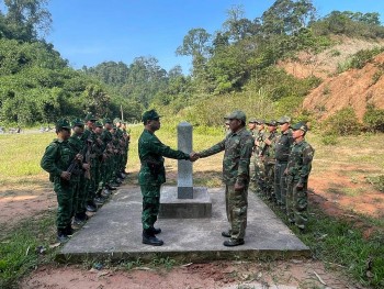 Thắt chặt tình đoàn kết quân dân hai bên biên giới Việt Nam - Lào