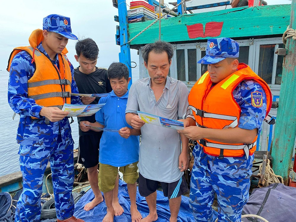 Cảnh sát biển phổ biến pháp luật, tặng quà ngư dân đảo Bạch Long Vĩ