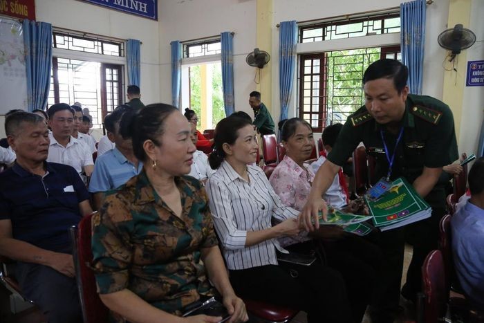 Phối hợp tuyên truyền pháp luật cho nhân dân hai bên biên giới Việt Nam - Lào