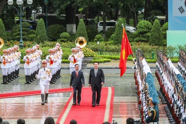 Chủ tịch nước Võ Văn Thưởng mời Tổng thống duyệt Đội Danh dự Quân đội Nhân dân Việt Nam (Ảnh: VGP)