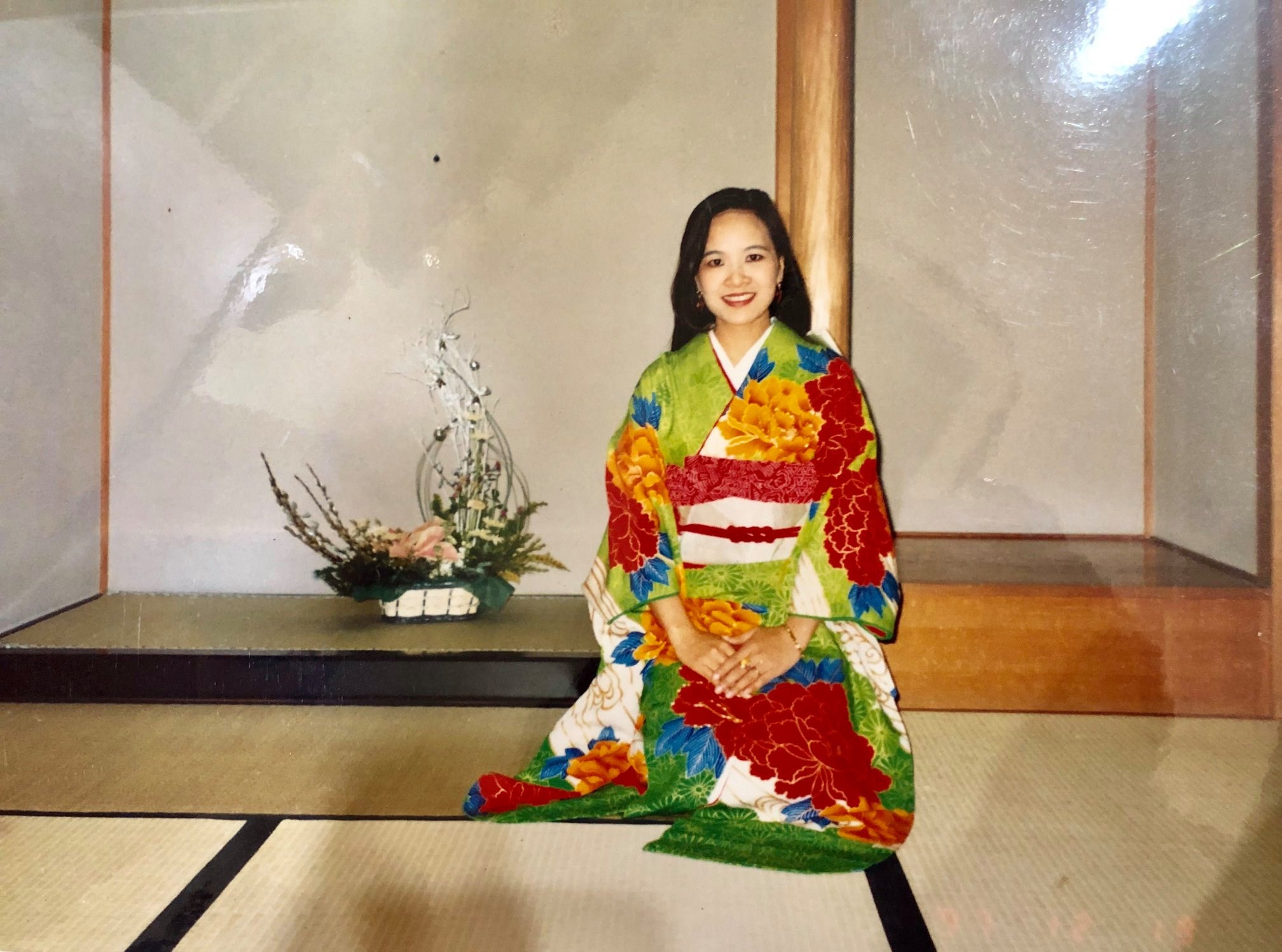 Bức ảnh chị Thủy mặc áo Kimono chụp cách đây hơn 20 năm vẫn được chị lưu giữ cẩn thận (Ảnh: NVCC).
