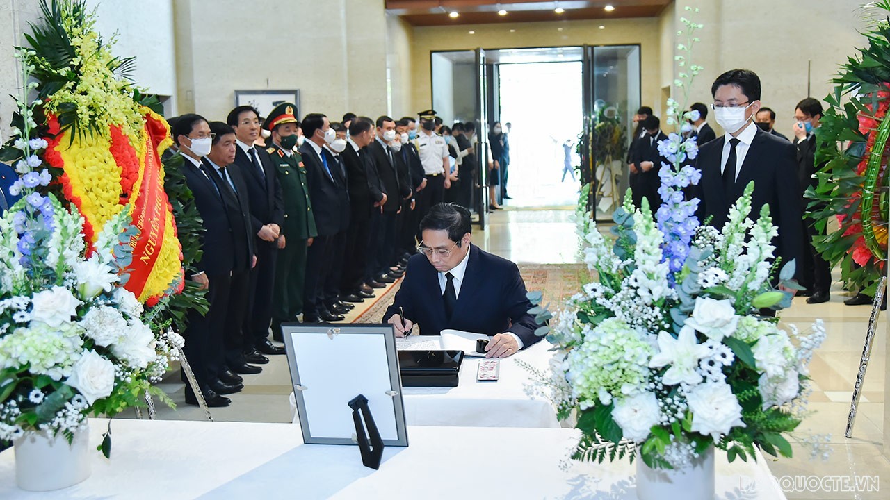 Thủ tướng Phạm Minh Chính ghi sổ tang tưởng niệm cựu Thủ tướng Nhật Bản Abe Shinzo ngày 11/7