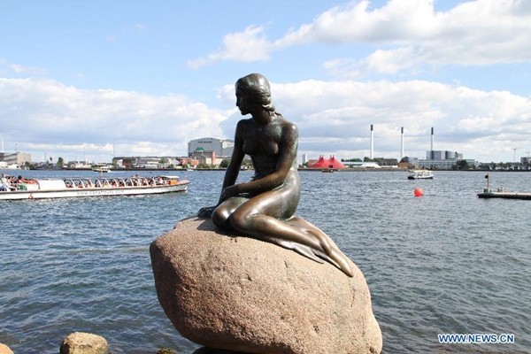 Bức tượng nhỏ bên Vịnh Copenhagen gắn với câu chuyện thiếu nhi “Nàng tiên cá” của đại văn hào Hans Christan Andersen, biểu tượng của đất nước Đan Mạch. Nguồn: news.cn
