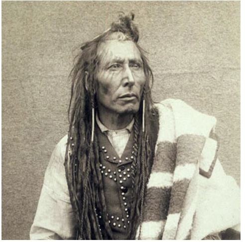 Poundmaker, một thủ lĩnh của vùng đồng bằng Cree First Nation, 1885. Hình ảnh lịch sự của Lưu trữ Quốc gia Canada, C-001875. Bản quyền Giáo sư Buell, OB, Phạm vi công cộng, qua Wikimedia Commons