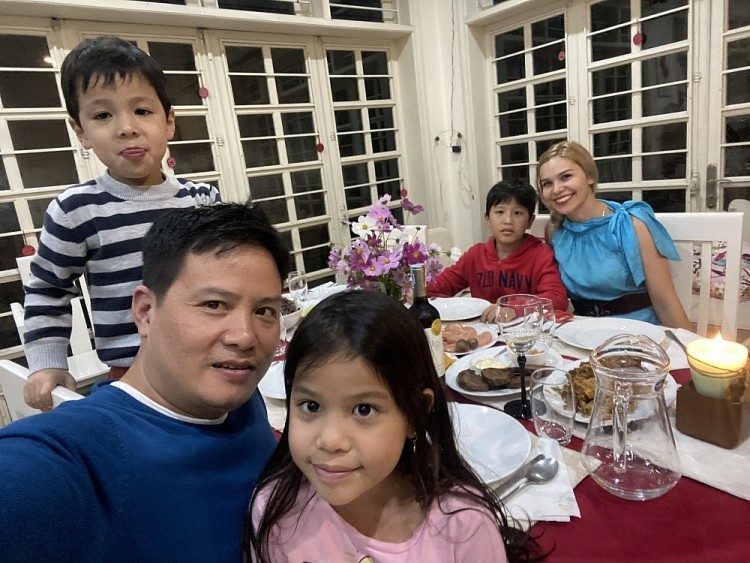 Gia đình Việt Nam – Cuba Trần Tuấn Anh và Brizaida Hastie Gonzalez cùng 3 người con (Ảnh: Phạm Hưng).