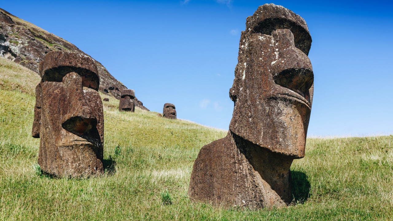 Những bức tượng khổng lồ hình đầu người ở đảo Phục Sinh. ( Ảnh: CNN)