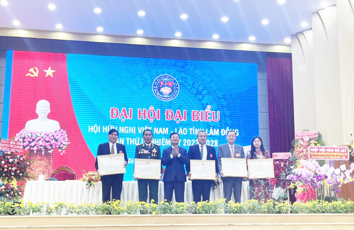  Chủ tịch Trung ương Hội hữu nghị Việt Nam - Lào Trần Văn Túy đã tặng bằng khen của Trung ương Hội cho 1 tập thể và 5 cá nhân có thành tích xuất sắc trong hoạt động Hội nhiệm kỳ 2018-2023.