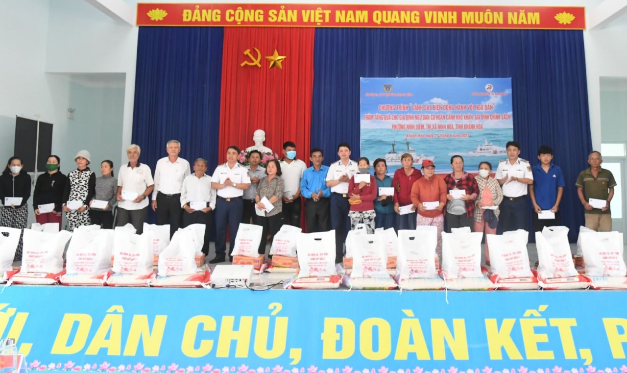 Đại diện Hải đoàn 32 (Bộ Tư lệnh Vùng Cảnh sát biển 3) cùng các đơn vị trao tặng 300 suất quà cho các gia đình ngư dân và hộ có hoàn cảnh khó khăn. (Ảnh: CSB)