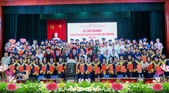 72 lưu học sinh Lào và Campuchia nhận bằng tốt nghiệp bác sĩ y khoa tại trường Đại học Y Dược Thái Bình (Ảnh: tbump.edu.vn).