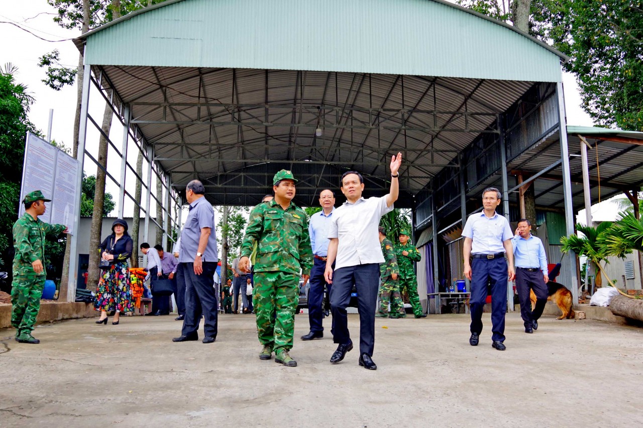 Phó Thủ tướng Trần Lưu Quang kiểm tra công tác phòng, chống buôn lậu trên tuyến biên giới An Giang