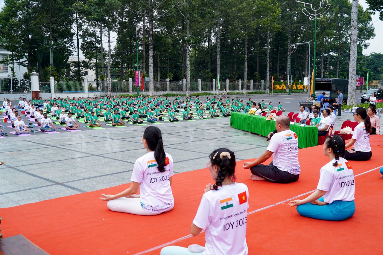 Ấn tượng với hơn 500 người tham gia đồng diễn tại Ngày quốc tế Yoga lần thứ 9
