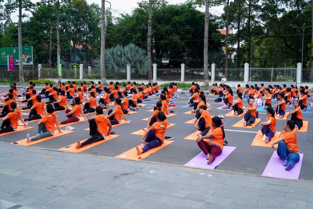 Ấn tượng với hơn 500 người tham gia đồng diễn tại Ngày quốc tế Yoga lần thứ 9