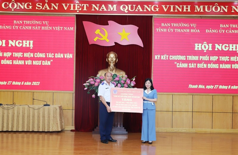 Ký kết chương trình “Cảnh sát biển đồng hành với ngư dân”