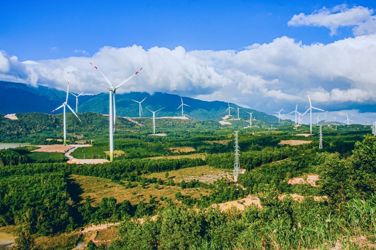 Hình ảnh trụ điện gió tại Dự án Nhà máy điện gió Gelex 1,2,3 tại Quảng Trị