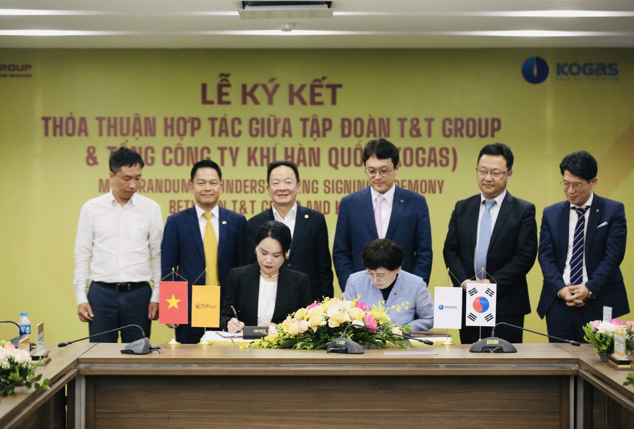 Bà Nguyễn Thị Thanh Bình, Phó Tổng Giám đốc T&T Group (bên trái) và bà Choi Yeon Hye (bên phải), Tổng Giám đốc KOGAS ký thoả thuận hợp tác. 