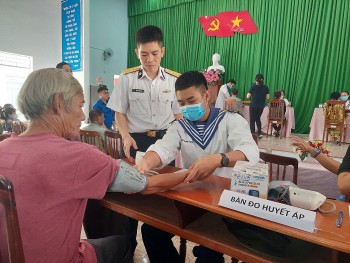 Khám, chữa bệnh và cấp thuốc miễn phí cho 200 người dân TP Cam Ranh (Khánh Hoà)