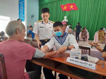 kham chua benh va cap thuoc mien phi cho 200 nguoi dan tp cam ranh khanh hoa