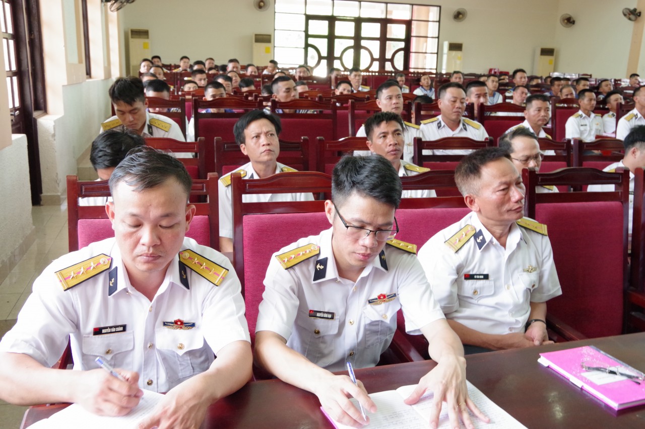 Đoàn đại biểu Quốc hội tỉnh Khánh Hòa tiếp xúc cử tri huyện Trường Sa