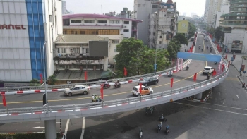 Thông xe cầu vượt chữ C dài hơn 300m ở Hà Nội