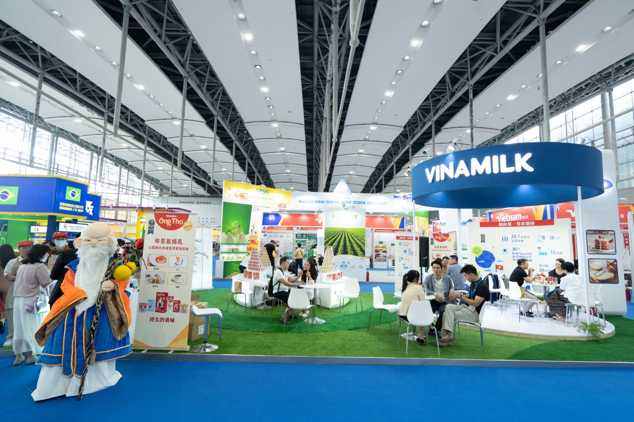 Với quy mô lớn và thiết kế độc đáo, gian hàng của Vinamilk nổi bật và thu hút chỉ tập trung vào một dòng sản phẩm duy nhất là sữa đặc Ông Thọ. 