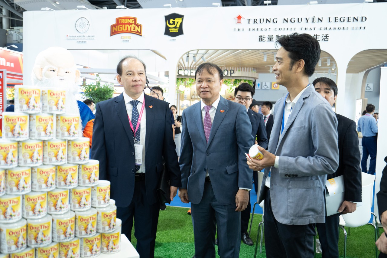Thứ trưởng Bộ Công thương Đỗ Thắng Hải (đứng giữa) thăm quan gian hàng của Vinamilk tại hội chợ quốc tế Quảng Châu.
