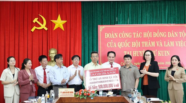 Trao tặng 500 triệu đồng làm nhà đại đoàn kết cho đồng bào DTTS ở huyện Cư Kuin (Đắk Lắk)