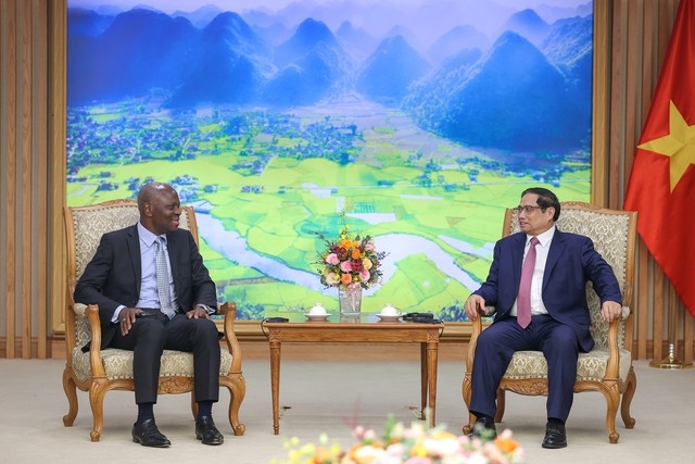 Thủ tướng Chính phủ Phạm Minh Chính (bên phải) tiếp Tổng Giám đốc Tổ chức Lao động Quốc tế (ILO) Gilbert F. Houngbo (Ảnh: VGP/Nhật Bắc).