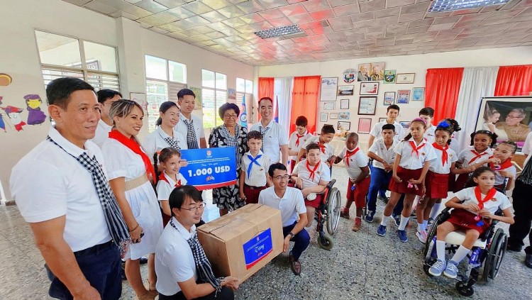 Đoàn đến thăm trường tiểu học Nguyễn Văn Trỗi tại La Habana
