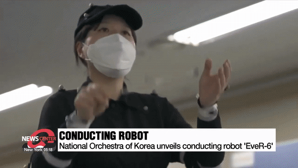Cận cảnh robot EveR 6 chỉ huy dàn nhạc tại Nhà hát Quốc gia Hàn Quốc hôm 30/6 (Clip: 