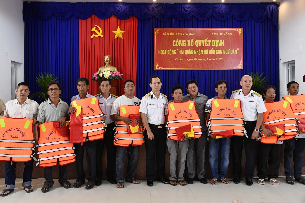 Vùng 5 Hải quân nhận đỡ đầu 3 con ngư dân tỉnh Cà Mau